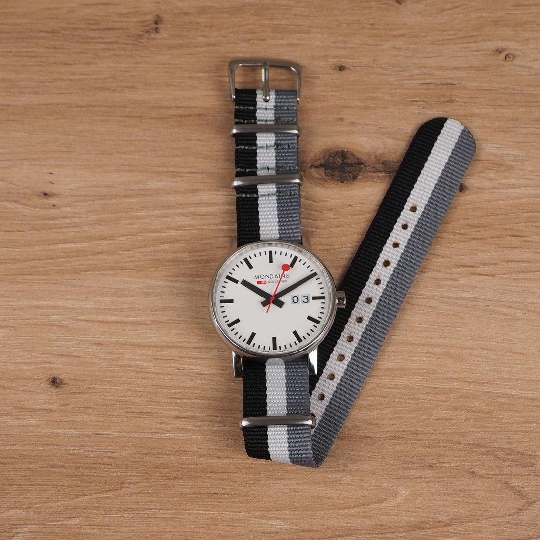 Bracelete NATO preto, branco e cinzento